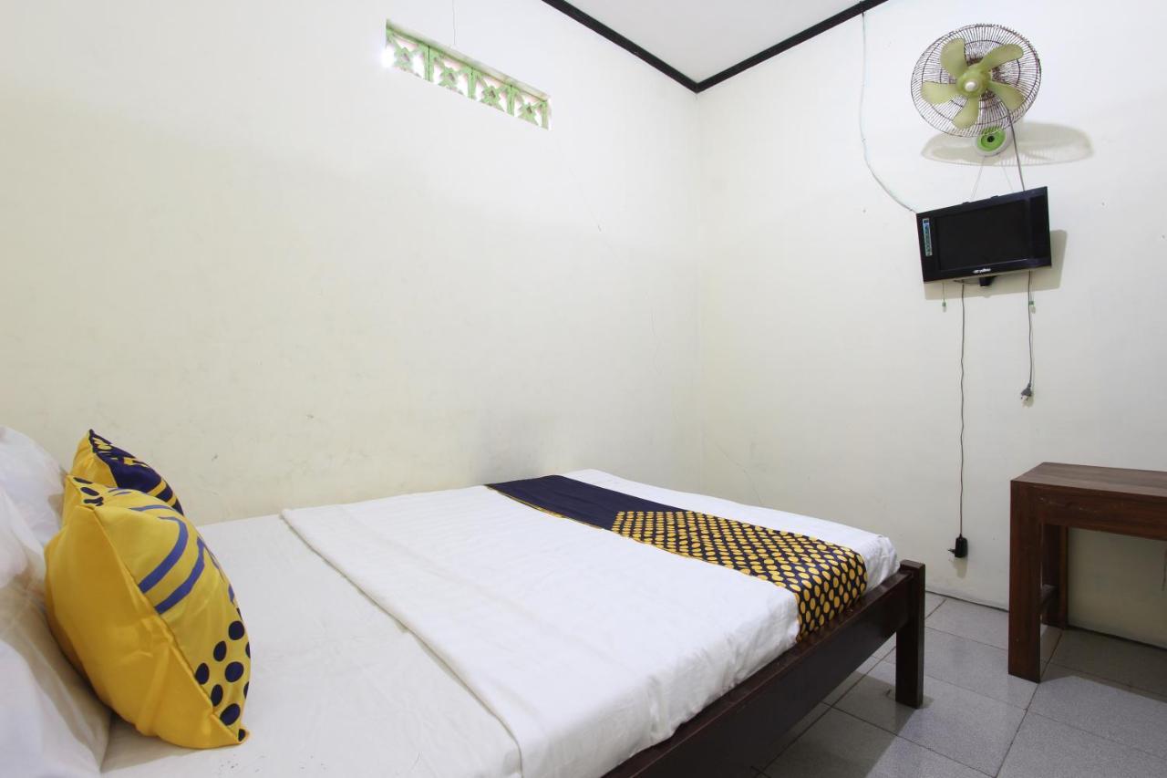 Oyo 92231 Penginapan Tanjung Alang Syariah Macáçar Exterior foto