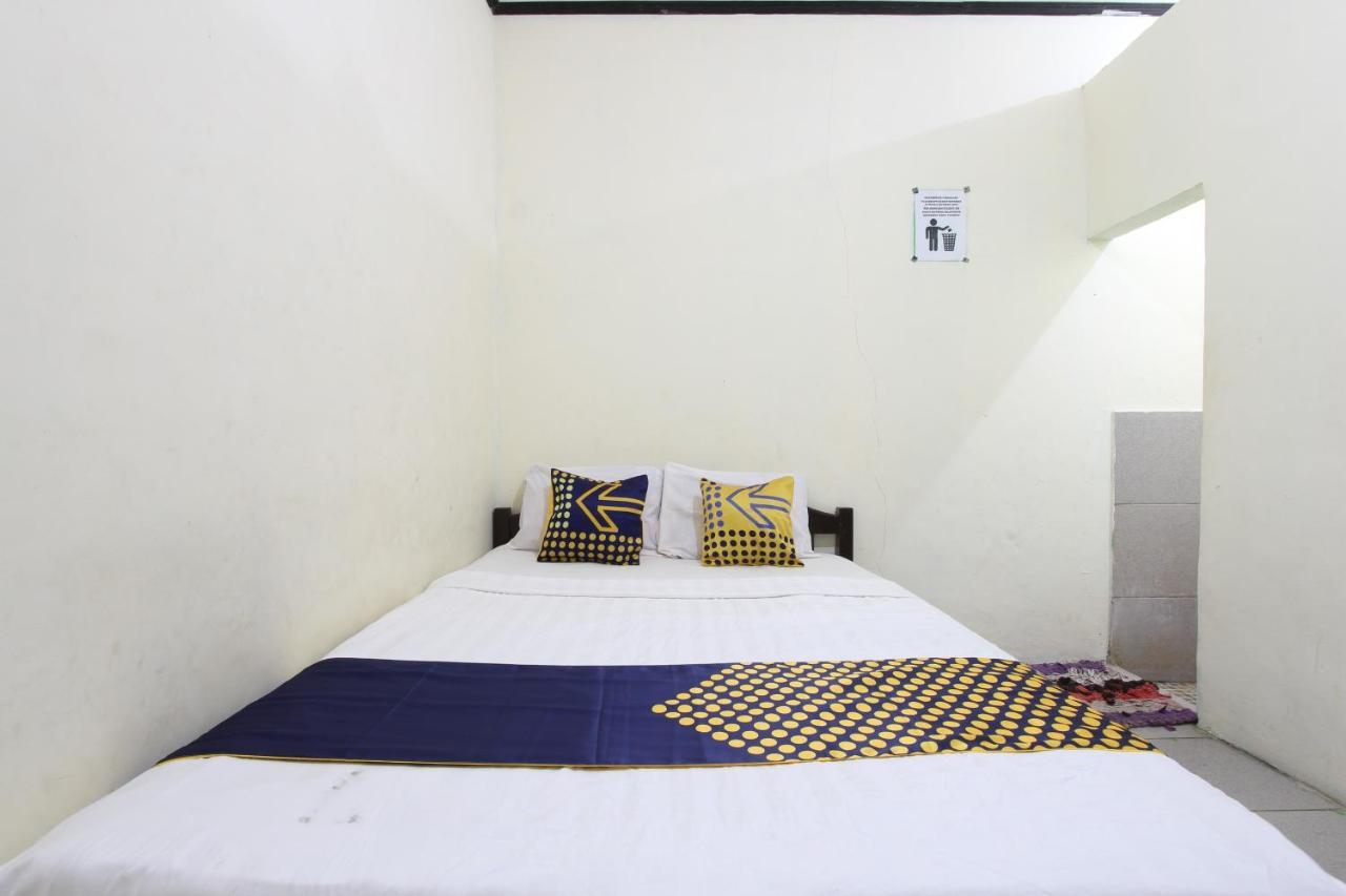 Oyo 92231 Penginapan Tanjung Alang Syariah Macáçar Exterior foto