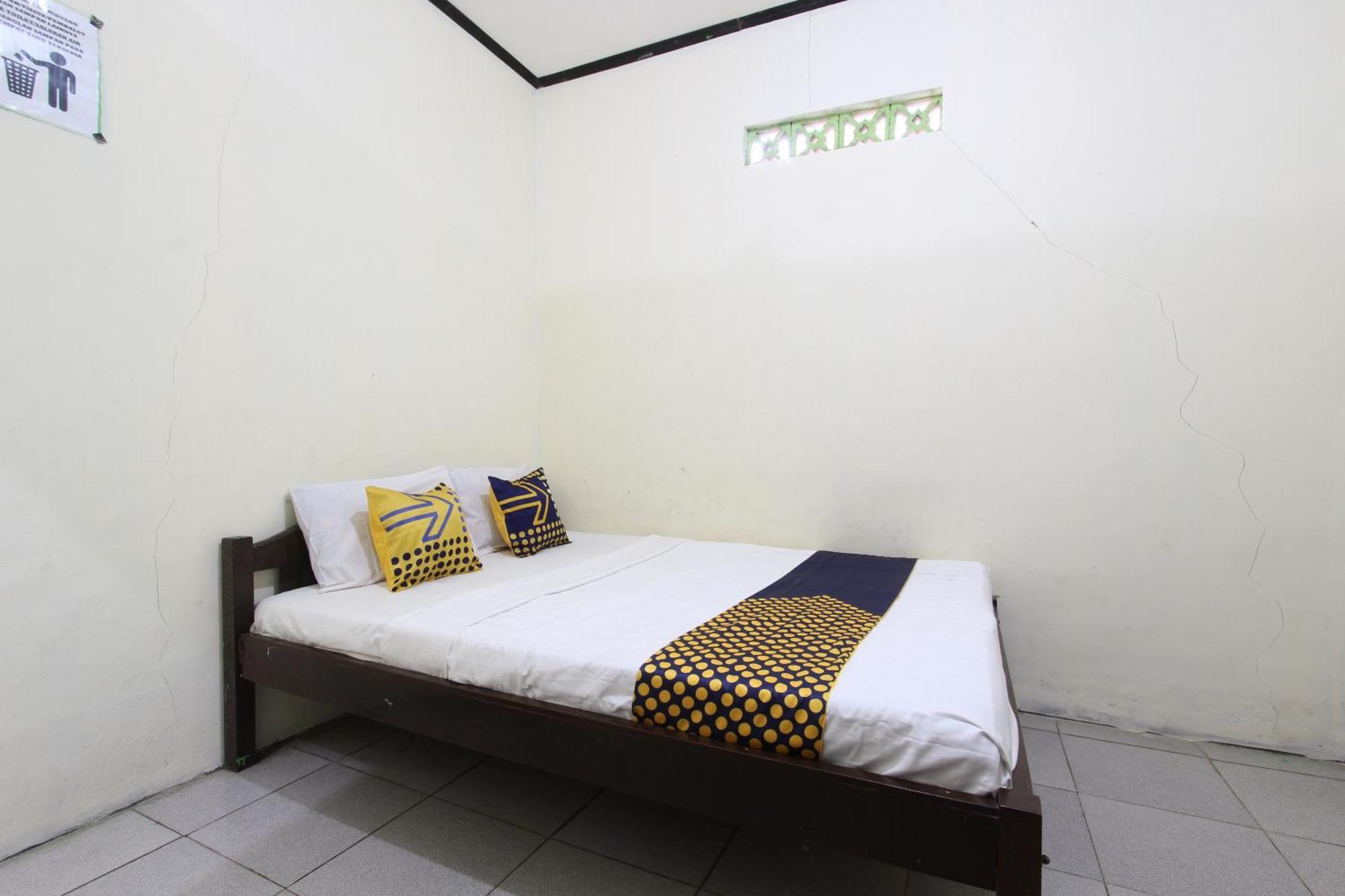 Oyo 92231 Penginapan Tanjung Alang Syariah Macáçar Exterior foto
