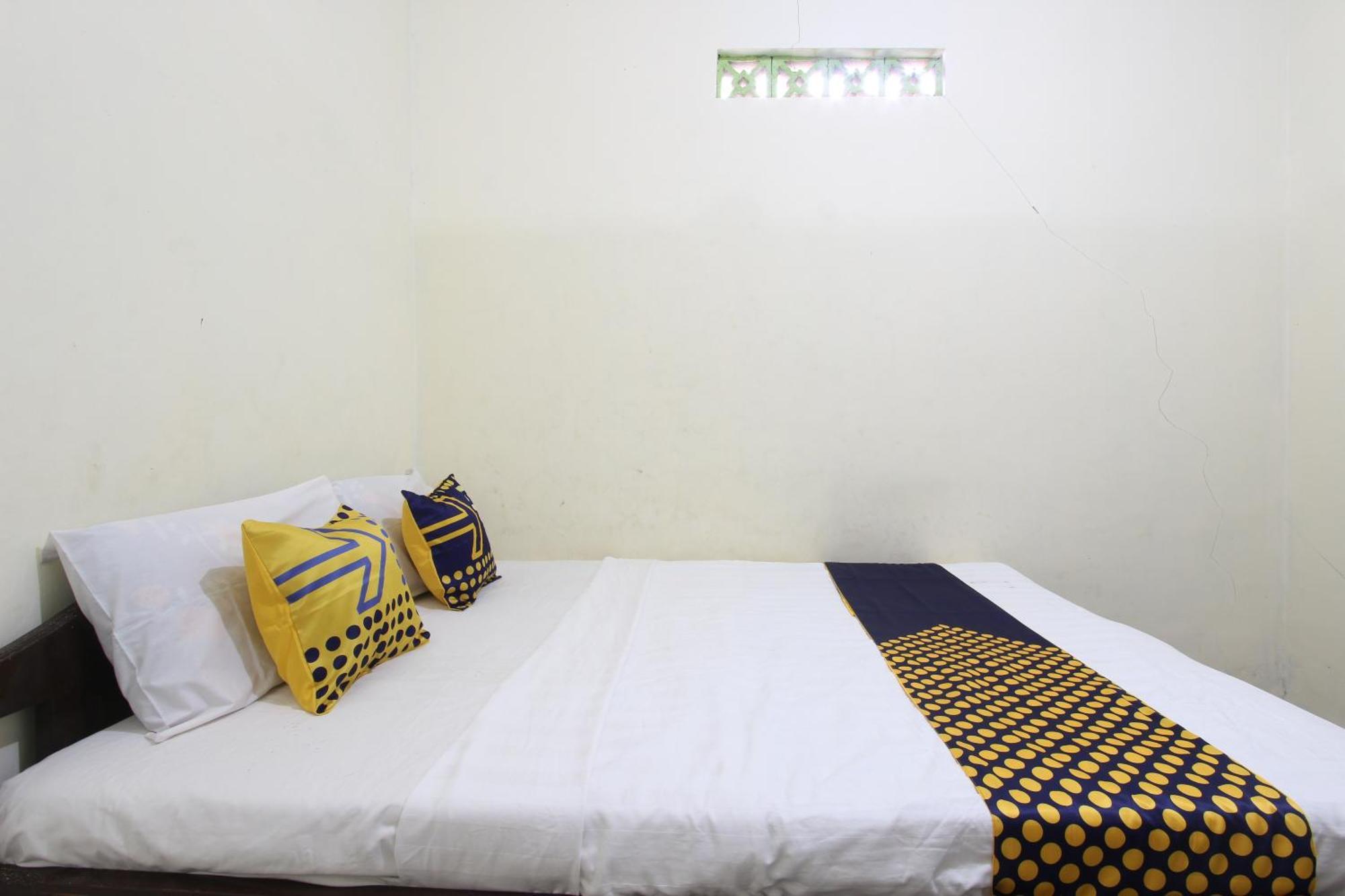 Oyo 92231 Penginapan Tanjung Alang Syariah Macáçar Exterior foto