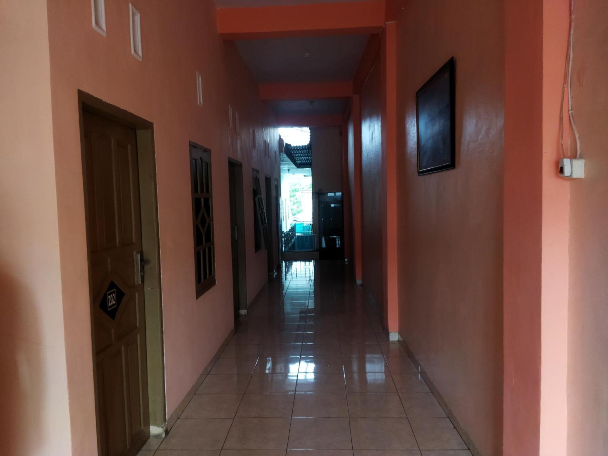 Oyo 92231 Penginapan Tanjung Alang Syariah Macáçar Exterior foto